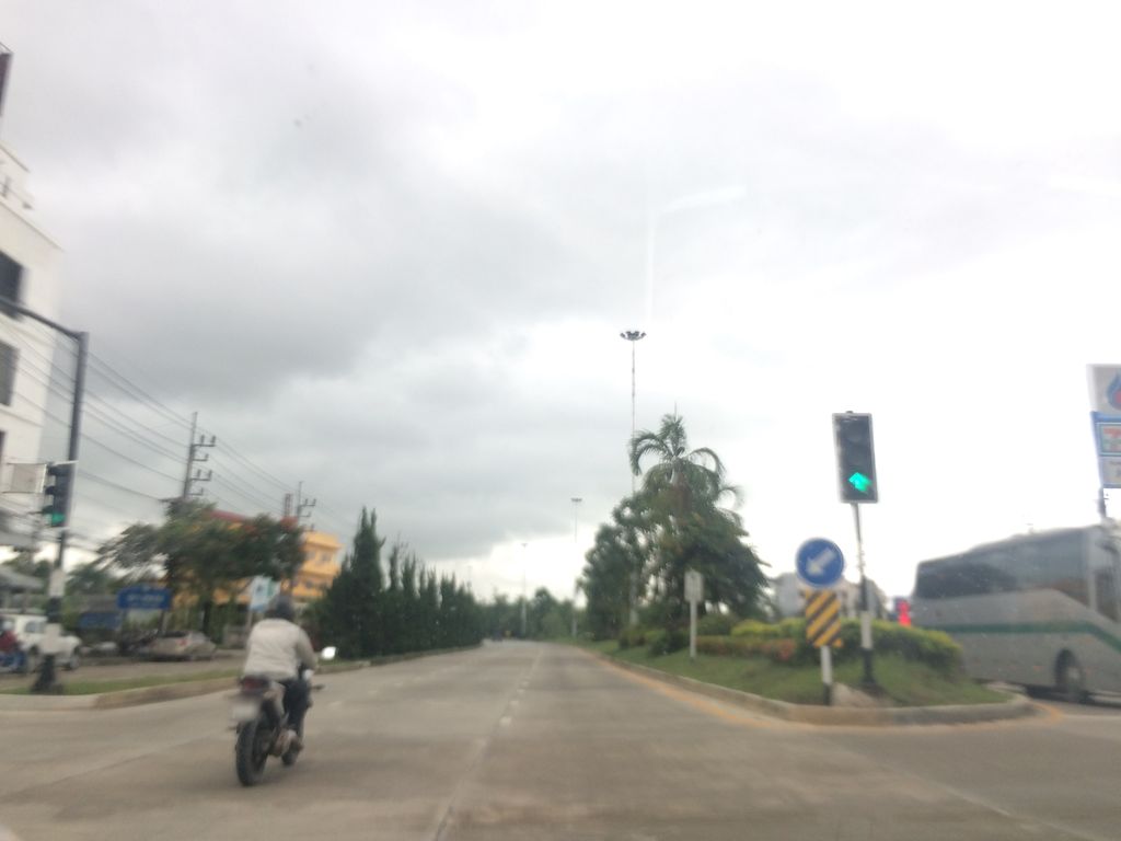 ภาพถนนตรงที่ แยกประสพสุข ตั้งอยู่ ถ่ายโดย prasert พ.ศ. 2559 (2016) · A street-level view of where แยกประสพสุข · Yaekprasopsuk stands, by prasert in 2559 (2016)