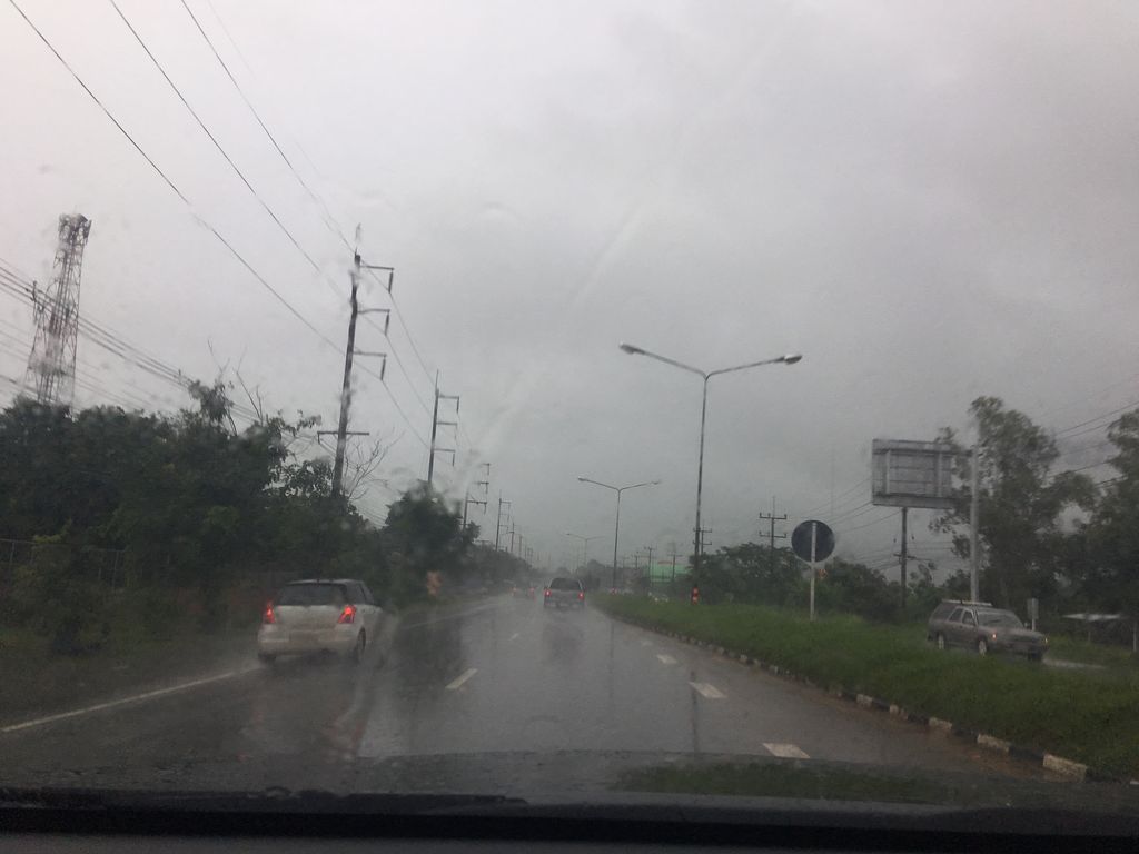 ภาพถนนตรงที่ ถนอมพาณิชย์ ตั้งอยู่ ถ่ายโดย wapriz พ.ศ. 2561 (2018) · A street-level view of where ถนอมพาณิชย์ · Thanomphanit stands, by wapriz in 2561 (2018)