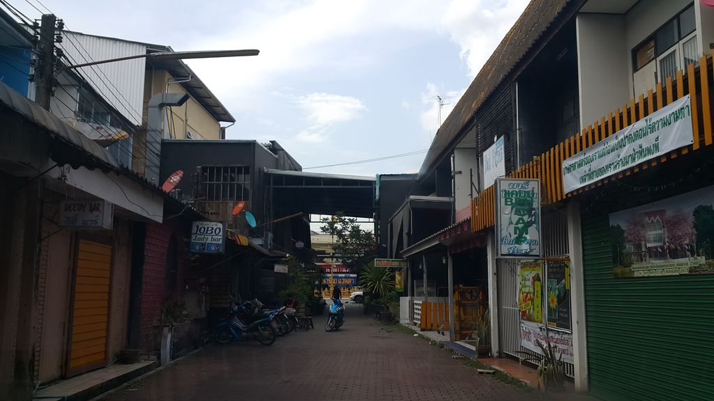ภาพถนนตรงที่ Chiang Rai E-Ticket ตั้งอยู่ ถ่ายโดย jrcarlsen พ.ศ. 2560 (2017) · A street-level view of where Chiang Rai E-Ticket stands, by jrcarlsen in 2560 (2017)