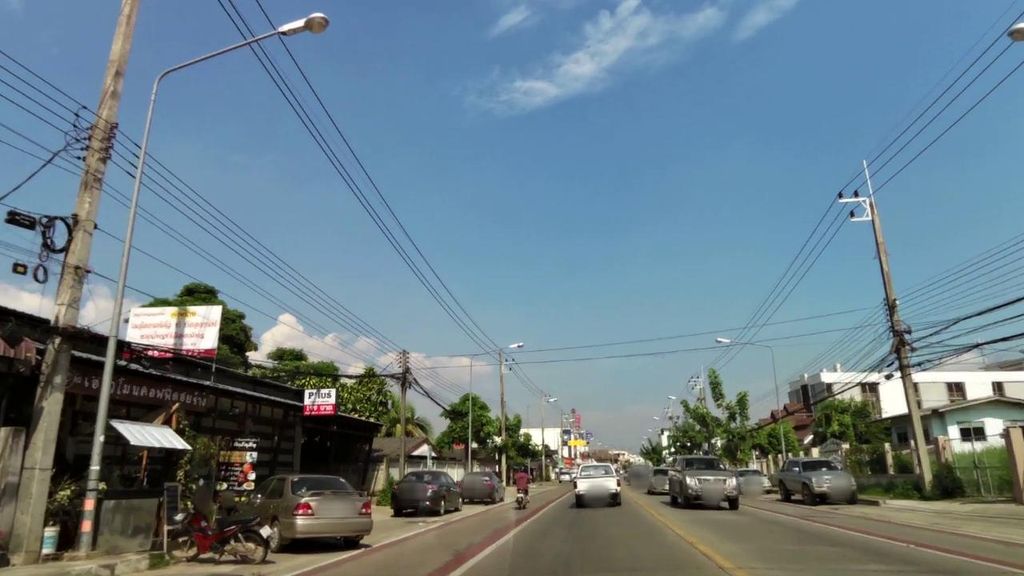 ภาพถนนตรงที่ ลาชา ชาชัก ตั้งอยู่ ถ่ายโดย toffy พ.ศ. 2561 (2018) · A street-level view of where ลาชา ชาชัก · Lacha Chachak stands, by toffy in 2561 (2018)