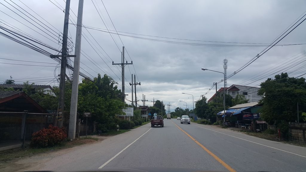 ภาพถนนตรงที่ กมลเซอร์วิส ตั้งอยู่ ถ่ายโดย jrcarlsen พ.ศ. 2559 (2016) · A street-level view of where กมลเซอร์วิส · Kamonsoewit stands, by jrcarlsen in 2559 (2016)