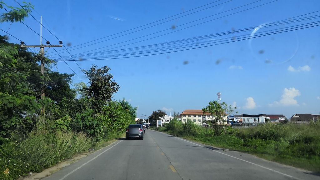 ภาพถนนตรงที่ VI9 Cuts ตั้งอยู่ ถ่ายโดย charlesano พ.ศ. 2561 (2018) · A street-level view of where VI9 Cuts stands, by charlesano in 2561 (2018)