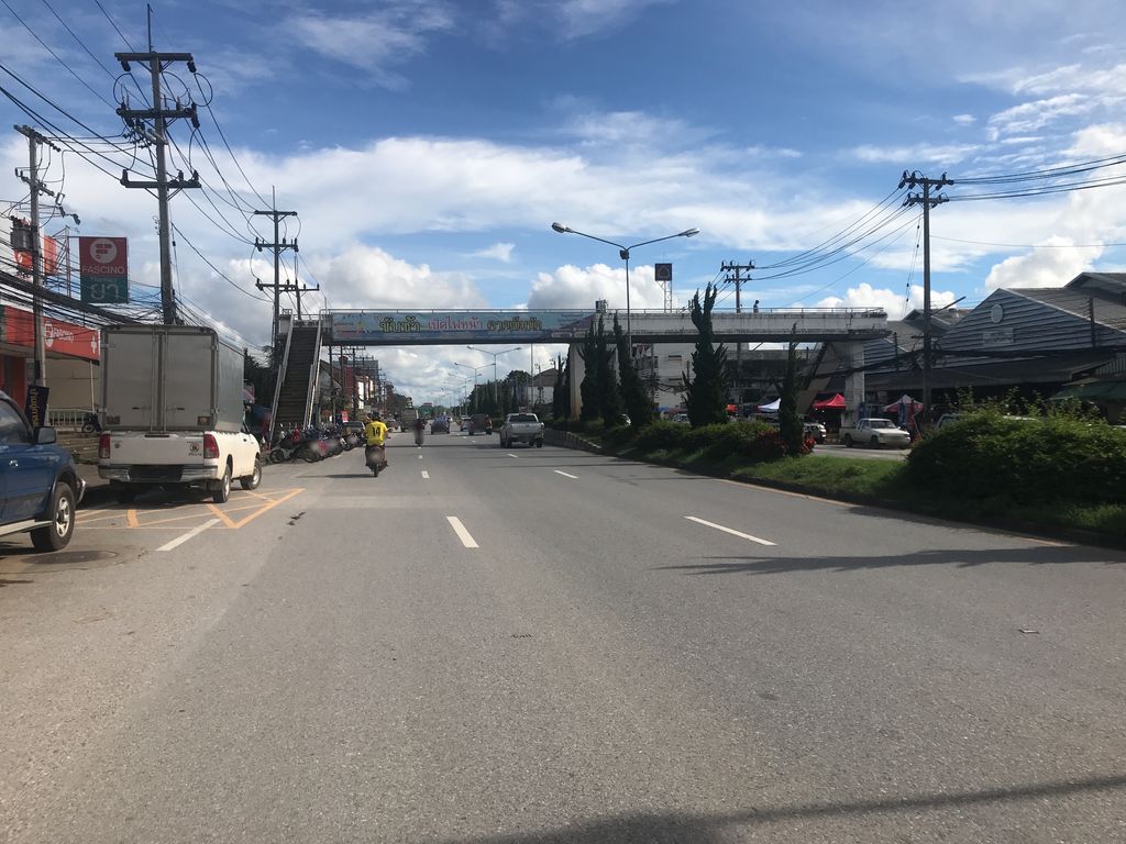 ภาพถนนตรงที่ ครัวแม่น้องอัญชัน ตั้งอยู่ ถ่ายโดย wiwattantib พ.ศ. 2561 (2018) · A street-level view of where ครัวแม่น้องอัญชัน · Khruamae Nong Anchan stands, by wiwattantib in 2561 (2018)