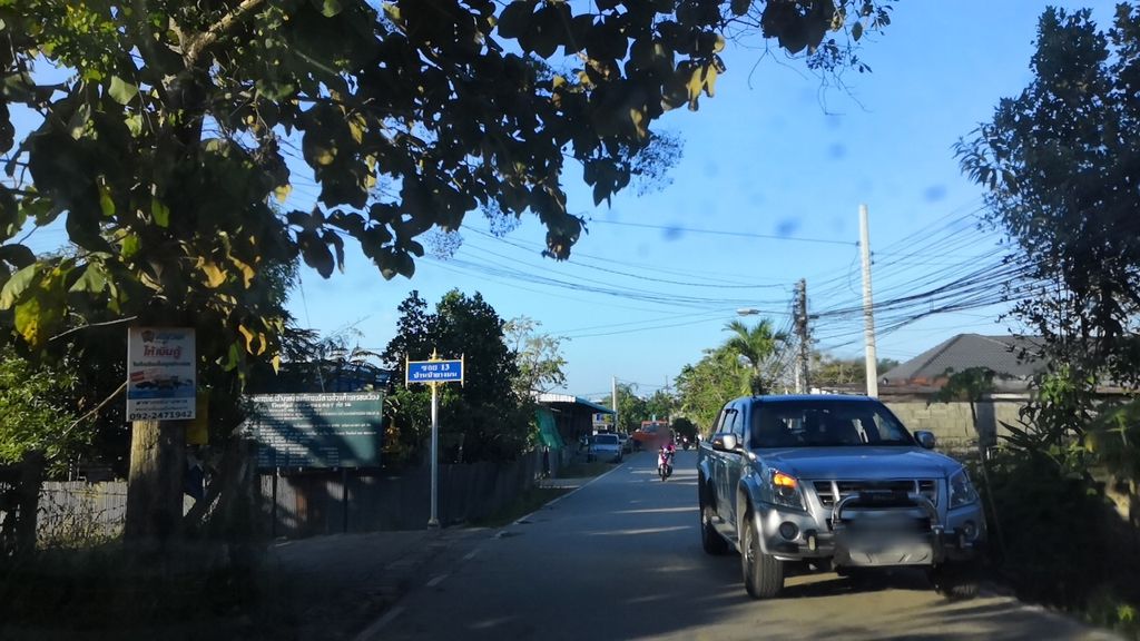 ภาพถนนตรงที่ สามแยกกาแฟสด ตั้งอยู่ ถ่ายโดย charlesano พ.ศ. 2561 (2018) · A street-level view of where สามแยกกาแฟสด · Samyaekkafaetda stands, by charlesano in 2561 (2018)