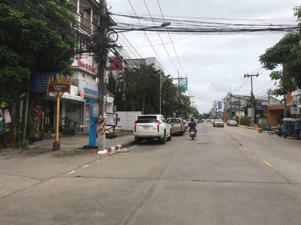 ภาพถนนตรงที่ So Shine Clinic ตั้งอยู่ ถ่ายโดย kiw พ.ศ. 2561 (2018) · A street-level view of where So Shine Clinic stands, by kiw in 2561 (2018)