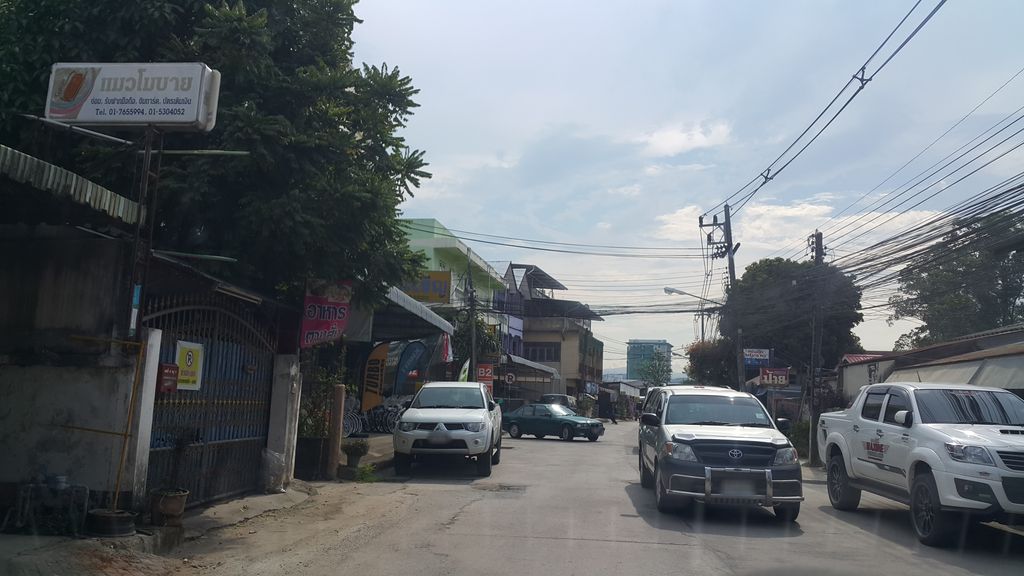 ภาพถนนตรงที่ จุด-พัก-เติม ตั้งอยู่ ถ่ายโดย jrcarlsen พ.ศ. 2560 (2017) · A street-level view of where จุด-พัก-เติม · Chut-phak-toem stands, by jrcarlsen in 2560 (2017)