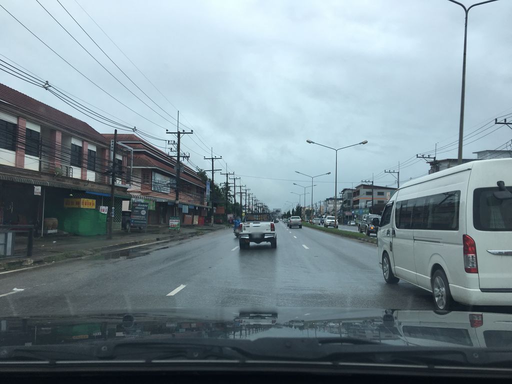 ภาพถนนตรงที่ ผัดไท ป้าเล็ก บ้านดู่ ตั้งอยู่ ถ่ายโดย wapriz พ.ศ. 2561 (2018) · A street-level view of where ผัดไท ป้าเล็ก บ้านดู่ · Phatthai Palek Ban Du stands, by wapriz in 2561 (2018)