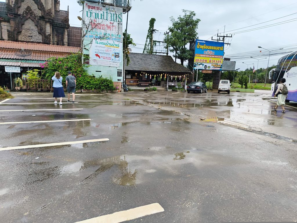 ภาพถนนตรงที่ โรงแรมบ้านน้ำแร่ Hotspring House ตั้งอยู่ ถ่ายโดย marcuscalabresus พ.ศ. 2568 (2025) · A street-level view of where โรงแรมบ้านน้ำแร่ Hotspring House stands, by marcuscalabresus in 2568 (2025)