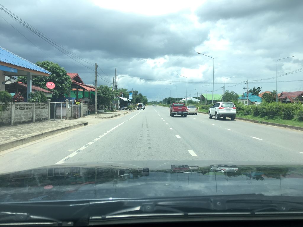 ภาพถนนตรงที่ ร่องก๊อซิตี้แฟนเพจ ตั้งอยู่ ถ่ายโดย wapriz พ.ศ. 2561 (2018) · A street-level view of where ร่องก๊อซิตี้แฟนเพจ · Rongko City Faenphet stands, by wapriz in 2561 (2018)