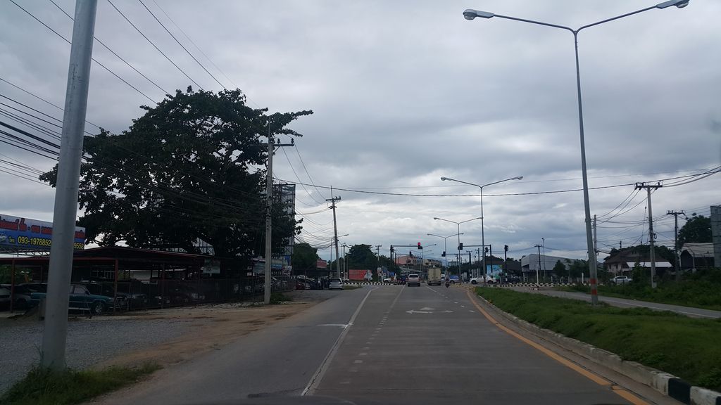 ภาพถนนตรงที่ เค เอ็น เชียงรายคาร์ ตั้งอยู่ ถ่ายโดย jrcarlsen พ.ศ. 2559 (2016) · A street-level view of where เค เอ็น เชียงรายคาร์ · Khe En Chiang Rai Car stands, by jrcarlsen in 2559 (2016)