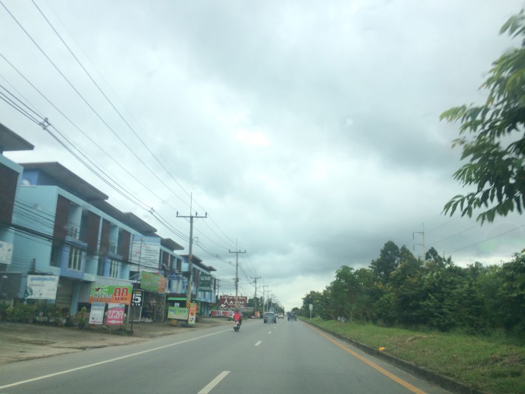 ภาพถนนตรงที่ Bedcabin ตั้งอยู่ ถ่ายโดย prasert พ.ศ. 2559 (2016) · A street-level view of where Bedcabin stands, by prasert in 2559 (2016)