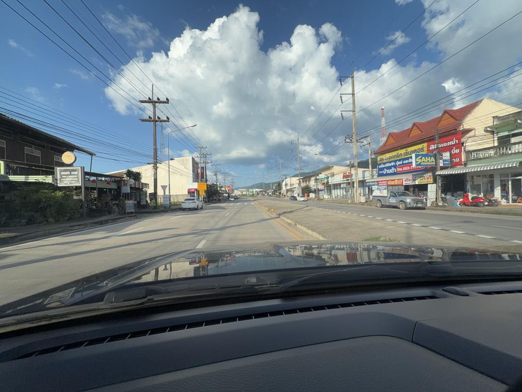 ภาพถนนตรงที่ ST Express รวมขนส่งและบริการ ตั้งอยู่ ถ่ายโดย Peeramod พ.ศ. 2569 (2026) · A street-level view of where ST Express รวมขนส่งและบริการ stands, by Peeramod in 2569 (2026)