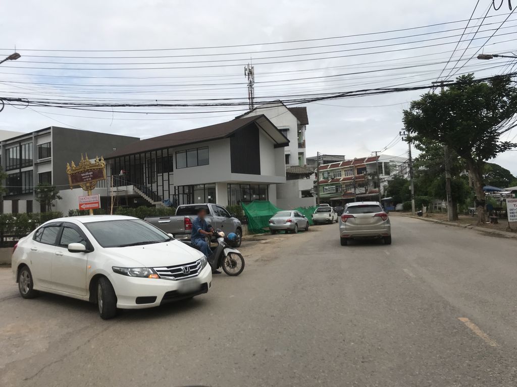 ภาพถนนตรงที่ Beauty By Sugar ตั้งอยู่ ถ่ายโดย kiw พ.ศ. 2561 (2018) · A street-level view of where Beauty By Sugar stands, by kiw in 2561 (2018)