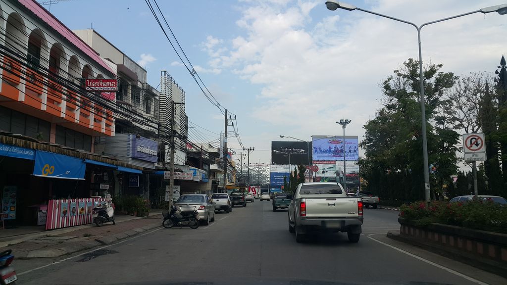 ภาพถนนตรงที่ ธนาคารยูโอบี ตั้งอยู่ ถ่ายโดย jrcarlsen พ.ศ. 2560 (2017) · A street-level view of where ธนาคารยูโอบี · Yuobi Bank stands, by jrcarlsen in 2560 (2017)