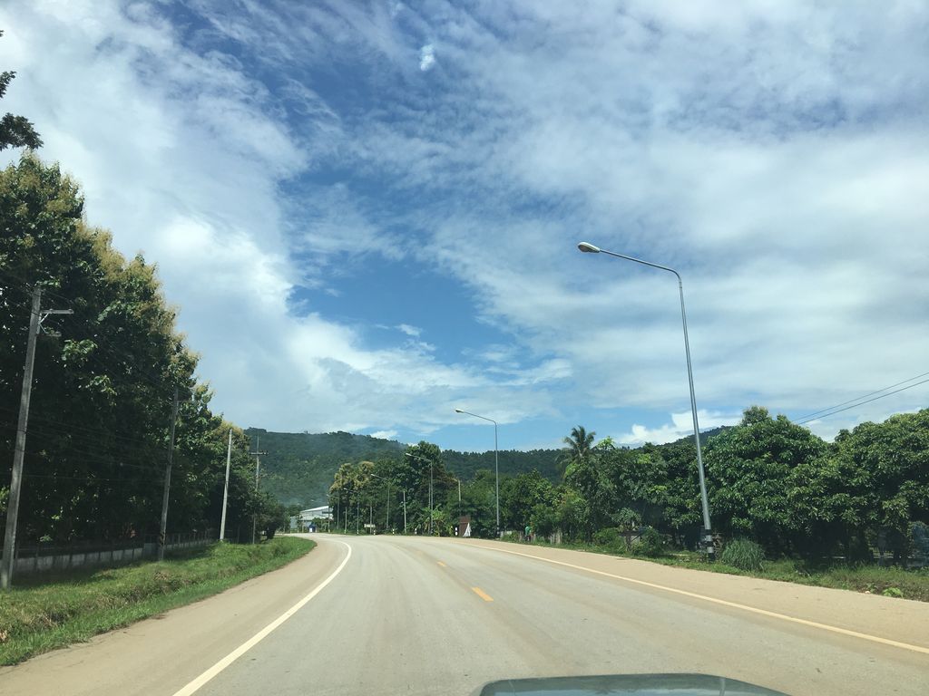 ภาพถนนตรงที่ วัดถ้ำผาจรุย ตั้งอยู่ ถ่ายโดย wapriz พ.ศ. 2561 (2018) · A street-level view of where วัดถ้ำผาจรุย · Wat Tham Phat Rui stands, by wapriz in 2561 (2018)