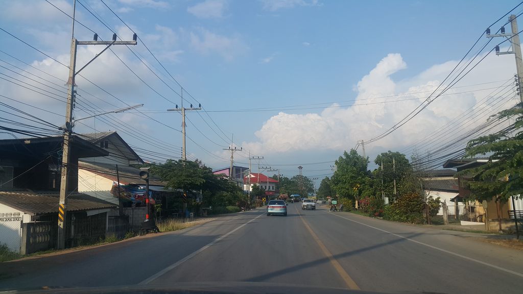 ภาพถนนตรงที่ ไชยนารายณ์ยานยนต์ ตั้งอยู่ ถ่ายโดย jrcarlsen พ.ศ. 2560 (2017) · A street-level view of where ไชยนารายณ์ยานยนต์ · Chainarai Yanyon stands, by jrcarlsen in 2560 (2017)