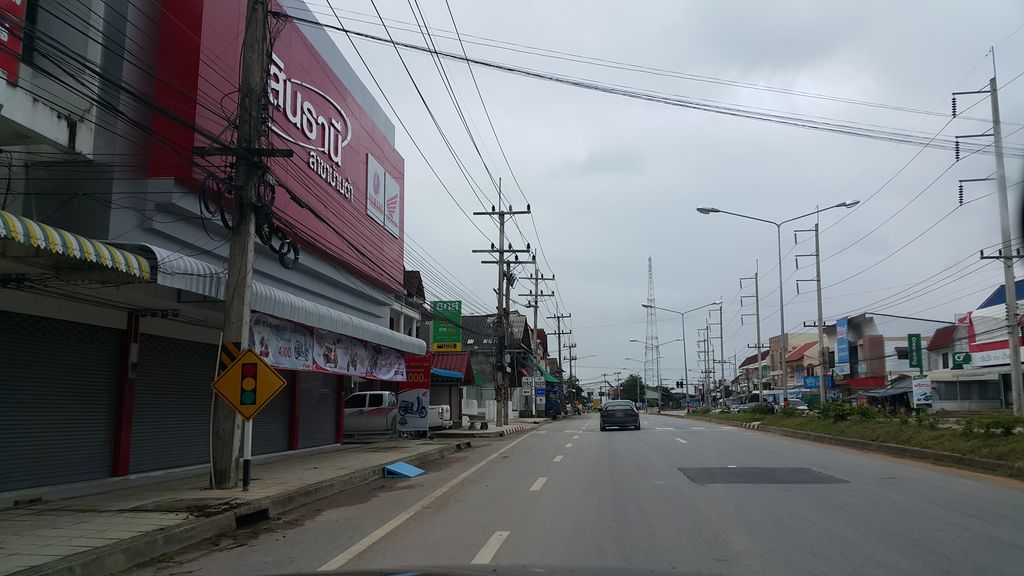 ภาพถนนตรงที่ ต้าพาณิชย์ ตั้งอยู่ ถ่ายโดย jrcarlsen พ.ศ. 2559 (2016) · A street-level view of where ต้าพาณิชย์ · Taphanit stands, by jrcarlsen in 2559 (2016)