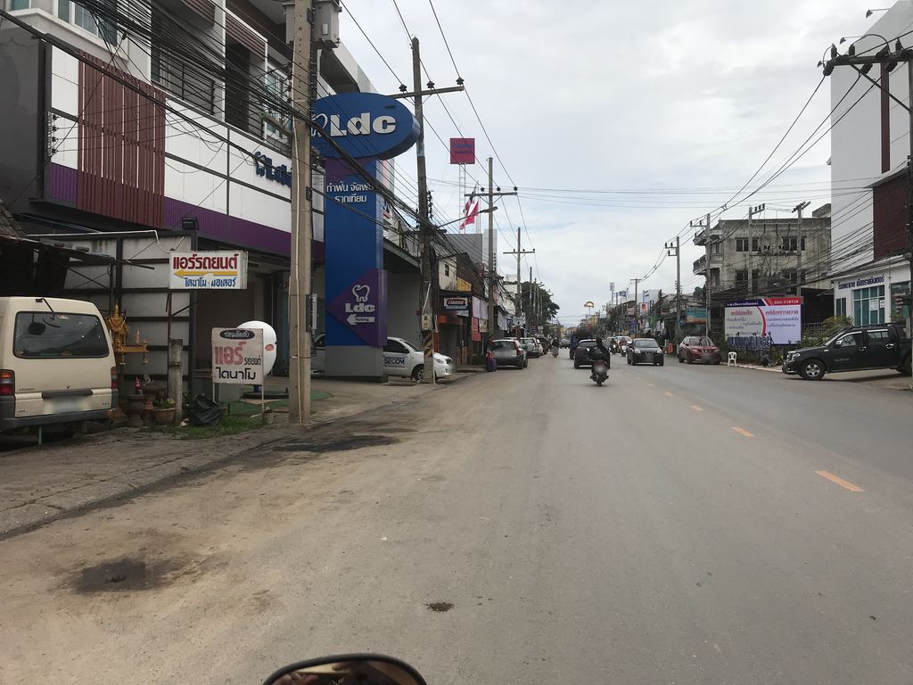ภาพถนนตรงที่ ไอเดีย แฟชั่น ตั้งอยู่ ถ่ายโดย kiw พ.ศ. 2561 (2018) · A street-level view of where ไอเดีย แฟชั่น · Idea Fashion stands, by kiw in 2561 (2018)