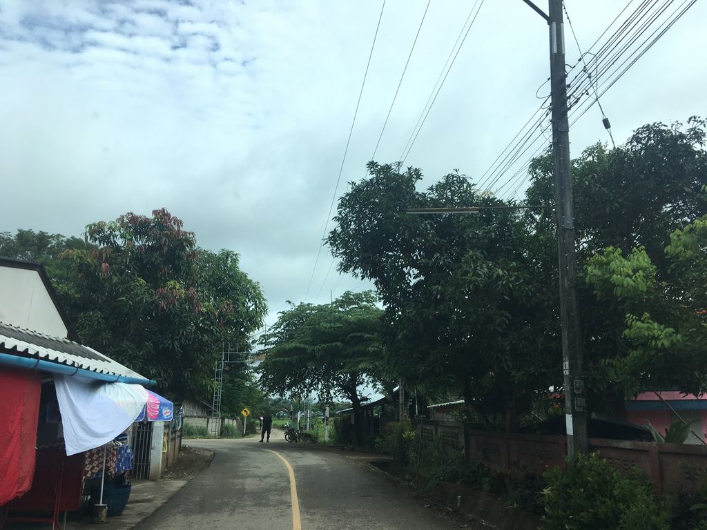 ภาพถนนตรงที่ บ้านดงขนุน ตธารทอง อพาน จเชียงราย ตั้งอยู่ ถ่ายโดย wapriz พ.ศ. 2561 (2018) · A street-level view of where บ้านดงขนุน ตธารทอง อพาน จเชียงราย · Ban Dongkhanun Tathanthong Aphan Chachiangrai stands, by wapriz in 2561 (2018)