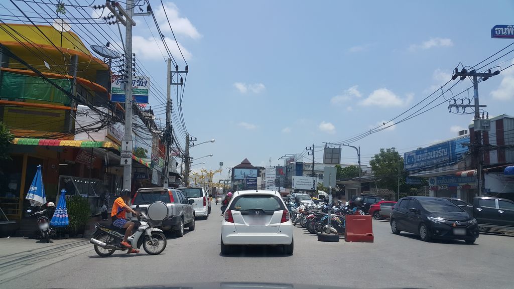 ภาพถนนตรงที่ ปั่นละมุน ตั้งอยู่ ถ่ายโดย jrcarlsen พ.ศ. 2560 (2017) · A street-level view of where ปั่นละมุน · Panlamun stands, by jrcarlsen in 2560 (2017)