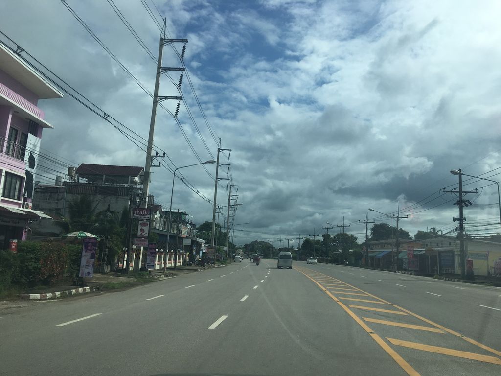 ภาพถนนตรงที่ โสภารีสอร์ท ตั้งอยู่ ถ่ายโดย wapriz พ.ศ. 2561 (2018) · A street-level view of where โสภารีสอร์ท · Sopharitot stands, by wapriz in 2561 (2018)
