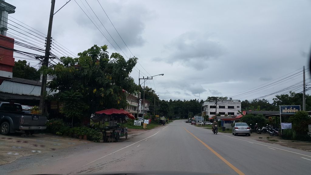 ภาพถนนตรงที่ วทัญญาค้าแก๊ส ตั้งอยู่ ถ่ายโดย jrcarlsen พ.ศ. 2559 (2016) · A street-level view of where วทัญญาค้าแก๊ส · Wathanya Kha Kaet stands, by jrcarlsen in 2559 (2016)