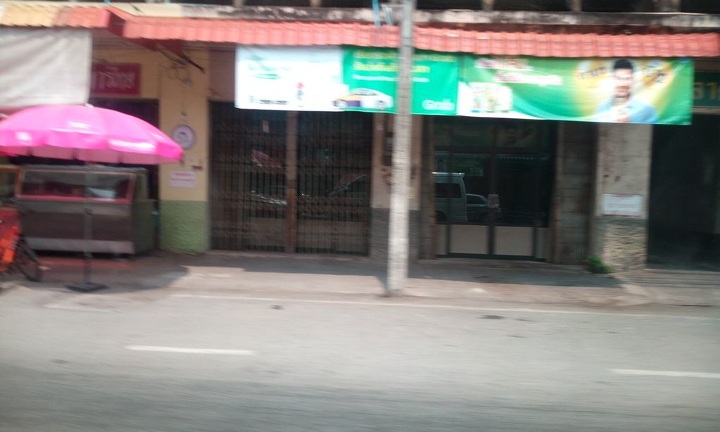 ภาพถนนตรงที่ ก๋วยจั๊บญวนอุบล ตั้งอยู่ ถ่ายโดย ozflor พ.ศ. 2562 (2019) · A street-level view of where ก๋วยจั๊บญวนอุบล · Kuai Chapyuanupla stands, by ozflor in 2562 (2019)