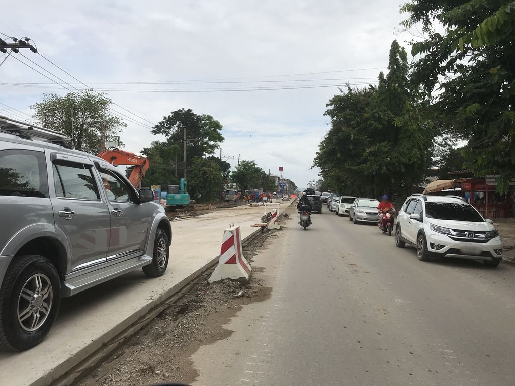 ภาพถนนตรงที่ เชคฟรายส์ชีส ตั้งอยู่ ถ่ายโดย kiw พ.ศ. 2561 (2018) · A street-level view of where เชคฟรายส์ชีส · Chekfraichit stands, by kiw in 2561 (2018)