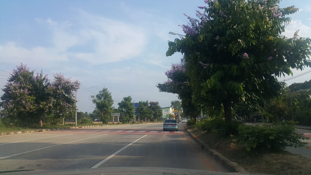 ภาพถนนตรงที่ สะพานเฉลิมพระเกียรติ 1 แควหวาย ตั้งอยู่ ถ่ายโดย jrcarlsen พ.ศ. 2560 (2017) · A street-level view of where สะพานเฉลิมพระเกียรติ 1 แควหวาย · Saphan Chelimphrakianti 1 Khwaewai stands, by jrcarlsen in 2560 (2017)