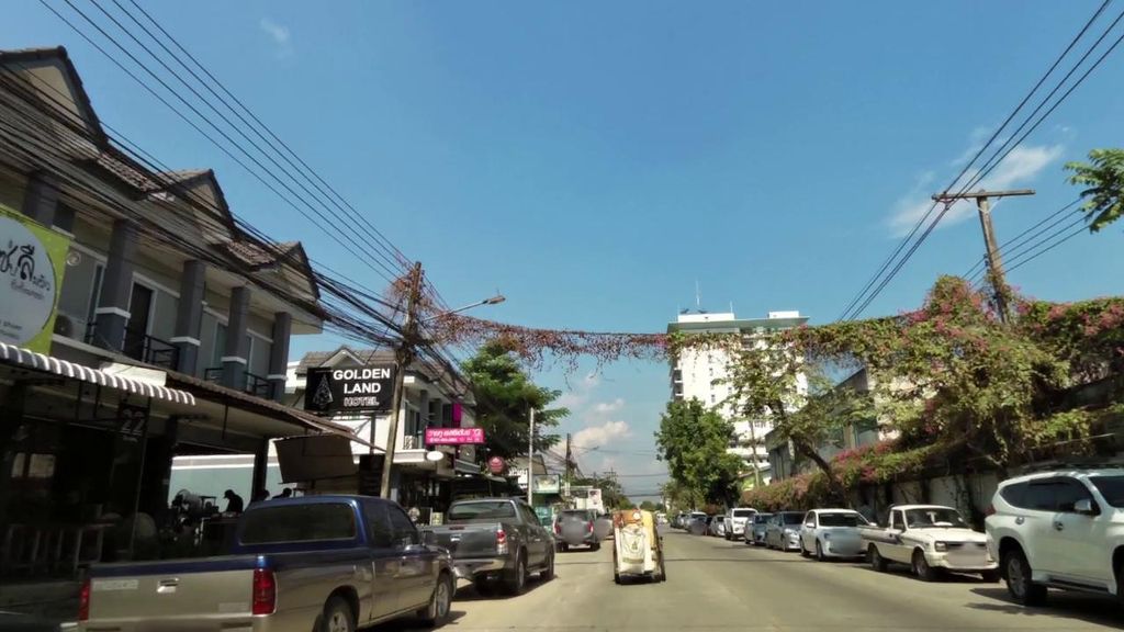 ภาพถนนตรงที่ Chakras Yoga Studio ChiangRai ฝึกสอน โยคะ สุขภาพ เชียงราย ตั้งอยู่ ถ่ายโดย toffy พ.ศ. 2561 (2018) · A street-level view of where Chakras Yoga Studio ChiangRai ฝึกสอน โยคะ สุขภาพ เชียงราย stands, by toffy in 2561 (2018)