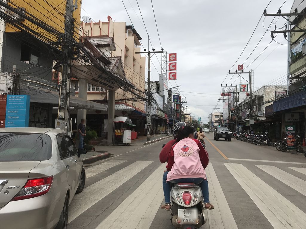 ภาพถนนตรงที่ Cho Kaew Thai Massage 2 ตั้งอยู่ ถ่ายโดย kiw พ.ศ. 2561 (2018) · A street-level view of where Cho Kaew Thai Massage 2 stands, by kiw in 2561 (2018)