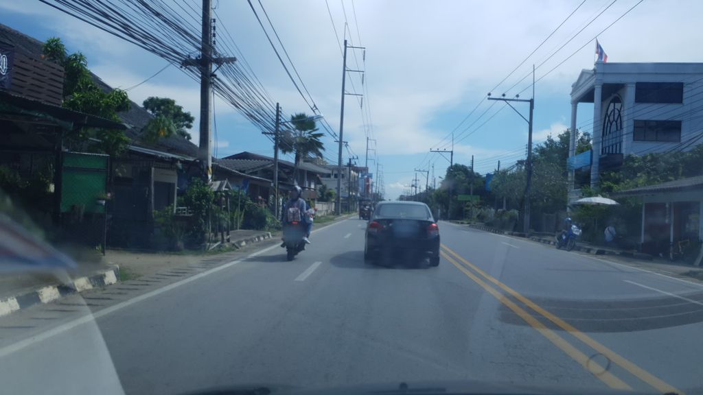 ภาพถนนตรงที่ โรงรับจำนำ เวียงป่าเป้า ตั้งอยู่ ถ่ายโดย silamanee พ.ศ. 2561 (2018) · A street-level view of where โรงรับจำนำ เวียงป่าเป้า · Rongrapchamnam Wiang Pa Pao stands, by silamanee in 2561 (2018)