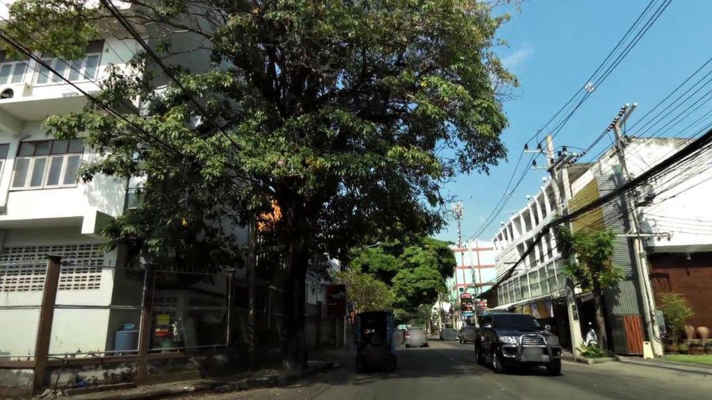 ภาพถนนตรงที่ Burger ตั้งอยู่ ถ่ายโดย toffy พ.ศ. 2561 (2018) · A street-level view of where Burger stands, by toffy in 2561 (2018)