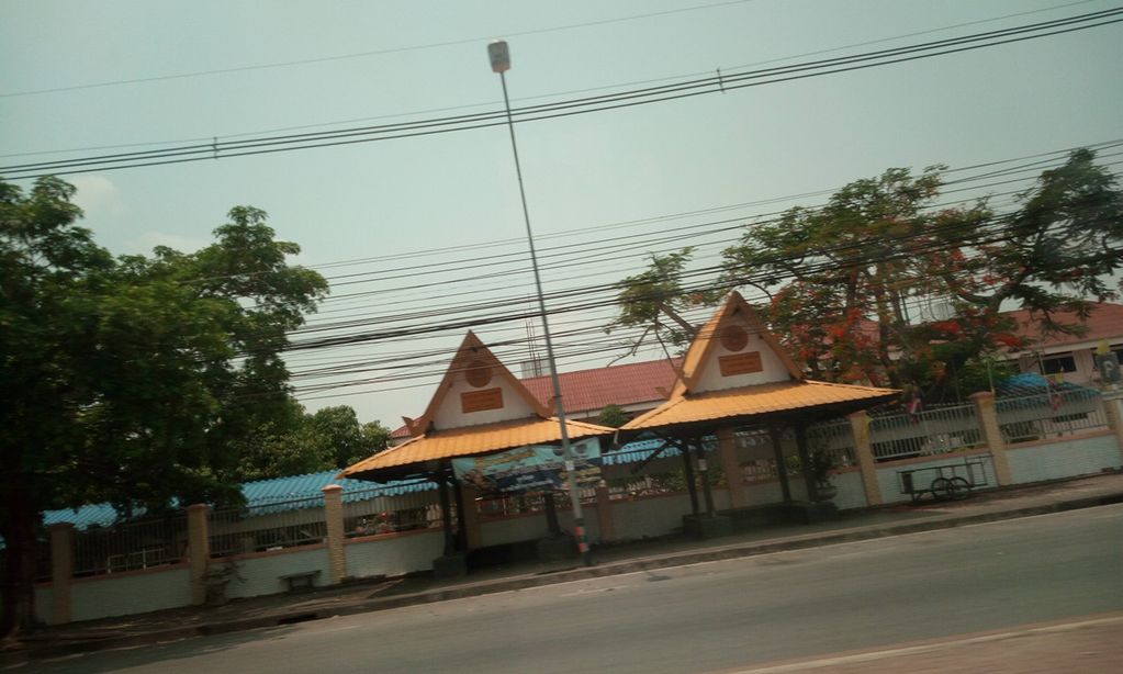 ภาพถนนตรงที่ Malee House Cafe' ตั้งอยู่ ถ่ายโดย ozflor พ.ศ. 2562 (2019) · A street-level view of where Malee House Cafe' stands, by ozflor in 2562 (2019)