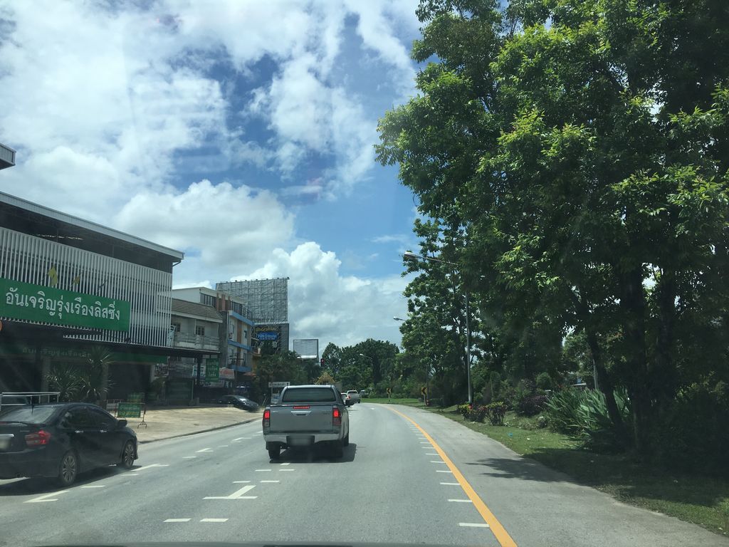 ภาพถนนตรงที่ ร้าน สงวนไทยเภสัช ตั้งอยู่ ถ่ายโดย wapriz พ.ศ. 2561 (2018) · A street-level view of where ร้าน สงวนไทยเภสัช · Ran Sanguanthaiphesat stands, by wapriz in 2561 (2018)