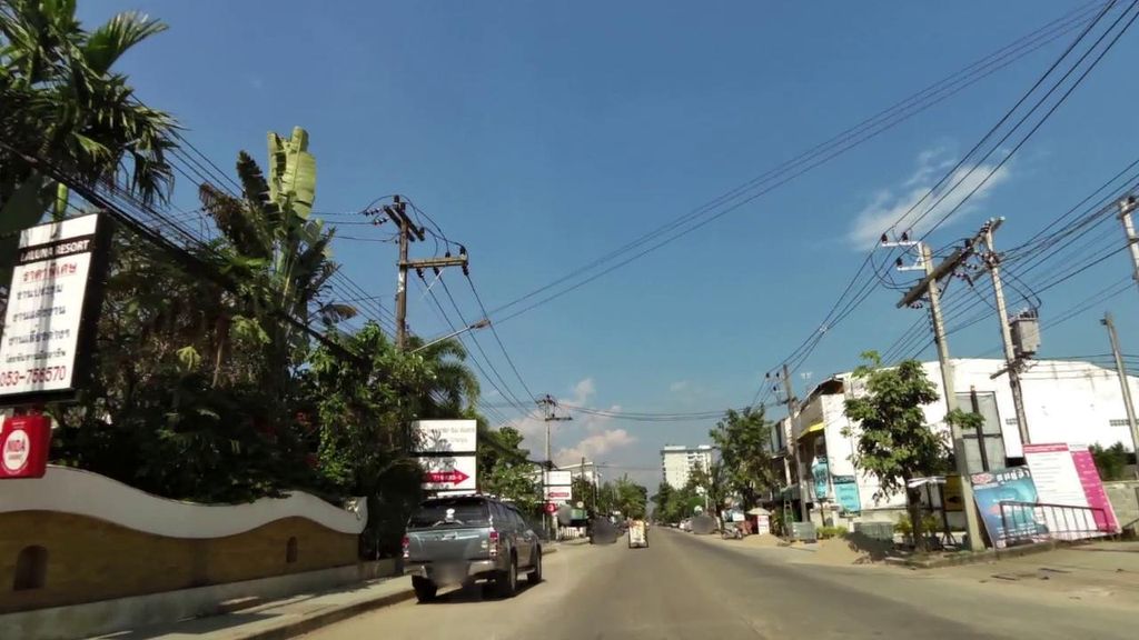 ภาพถนนตรงที่ Sabai at Chiang Rai ตั้งอยู่ ถ่ายโดย toffy พ.ศ. 2561 (2018) · A street-level view of where Sabai at Chiang Rai stands, by toffy in 2561 (2018)