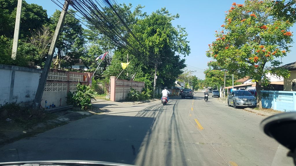 ภาพถนนตรงที่ สบาย อพาร์ทเมนท์ ตั้งอยู่ ถ่ายโดย igorzo พ.ศ. 2562 (2019) · A street-level view of where สบาย อพาร์ทเมนท์ · Sabai Apartment stands, by igorzo in 2562 (2019)