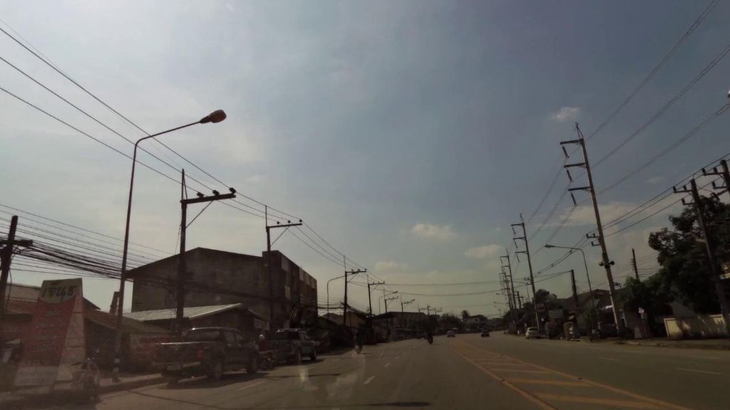 ภาพถนนตรงที่ Chom Chiang Rai Hotel ตั้งอยู่ ถ่ายโดย toffy พ.ศ. 2561 (2018) · A street-level view of where Chom Chiang Rai Hotel stands, by toffy in 2561 (2018)