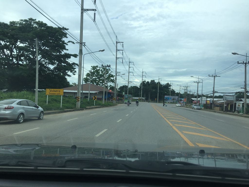 ภาพถนนตรงที่ ส้มตำอุดร เชียงราย ตั้งอยู่ ถ่ายโดย wapriz พ.ศ. 2561 (2018) · A street-level view of where ส้มตำอุดร เชียงราย · Somtam Chiang Rai stands, by wapriz in 2561 (2018)