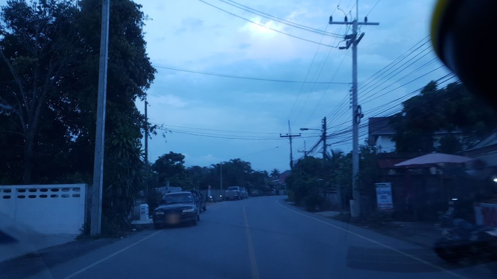 ภาพถนนตรงที่ ร้านกองกาด ป่ายางมน ตั้งอยู่ ถ่ายโดย silamanee พ.ศ. 2561 (2018) · A street-level view of where ร้านกองกาด ป่ายางมน · Ran Kongkat Pa Yang Mon stands, by silamanee in 2561 (2018)