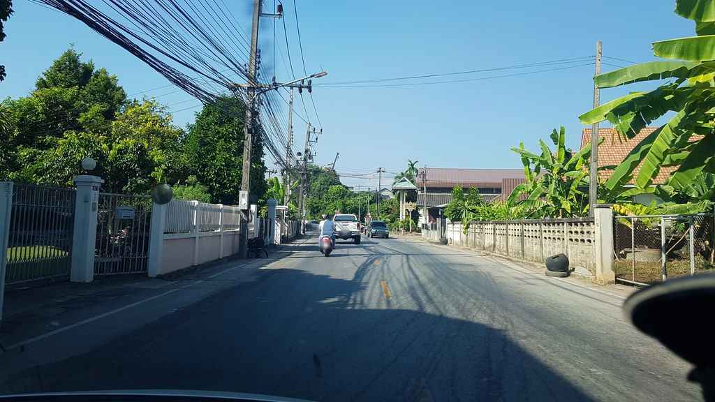 ภาพถนนตรงที่ Lao kai - เล้าไก่ ตั้งอยู่ ถ่ายโดย igorzo พ.ศ. 2562 (2019) · A street-level view of where Lao kai - เล้าไก่ stands, by igorzo in 2562 (2019)