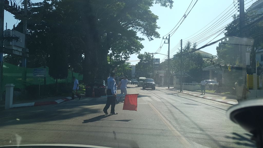 ภาพถนนตรงที่ Dương Ngọc Hà ตั้งอยู่ ถ่ายโดย igorzo พ.ศ. 2562 (2019) · A street-level view of where Dương Ngọc Hà stands, by igorzo in 2562 (2019)