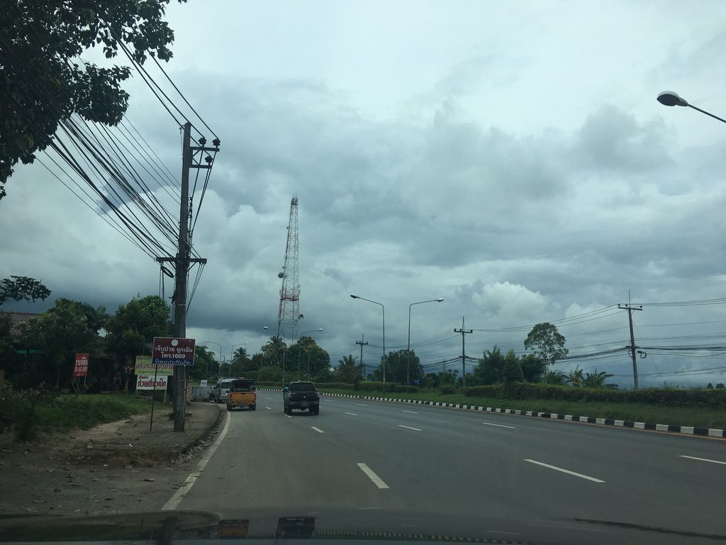 ภาพถนนตรงที่ เล้งแซ่บมาดามซีน ปากทางแม่สรวย ตั้งอยู่ ถ่ายโดย wapriz พ.ศ. 2561 (2018) · A street-level view of where เล้งแซ่บมาดามซีน ปากทางแม่สรวย · Lengsaep Madam Sin Pakthang Mae Suai stands, by wapriz in 2561 (2018)