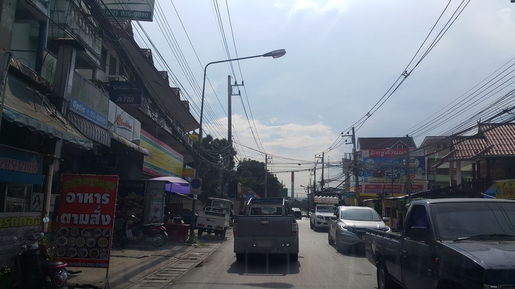 ภาพถนนตรงที่ เครปไส้แตก สถานี Aony ณ เชียงราย ตั้งอยู่ ถ่ายโดย jrcarlsen พ.ศ. 2560 (2017) · A street-level view of where เครปไส้แตก สถานี Aony ณ เชียงราย stands, by jrcarlsen in 2560 (2017)
