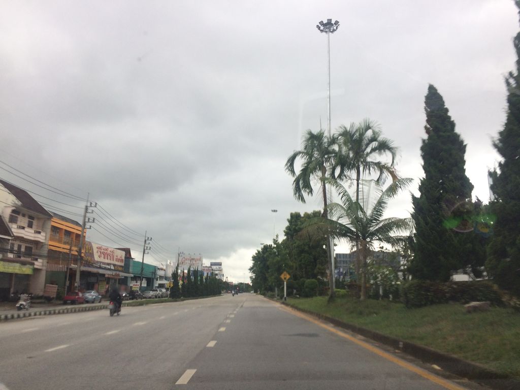 ภาพถนนตรงที่ ร้านเรือนวิวาห์เชียงราย ตั้งอยู่ ถ่ายโดย prasert พ.ศ. 2559 (2016) · A street-level view of where ร้านเรือนวิวาห์เชียงราย · Ran Ruean Wio Chiang Rai stands, by prasert in 2559 (2016)