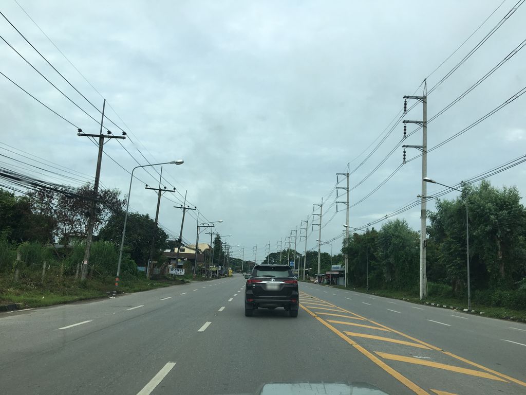 ภาพถนนตรงที่ หนองปึ๋งยานยนต์ ตั้งอยู่ ถ่ายโดย wapriz พ.ศ. 2561 (2018) · A street-level view of where หนองปึ๋งยานยนต์ · Nongpueng Yanyon stands, by wapriz in 2561 (2018)
