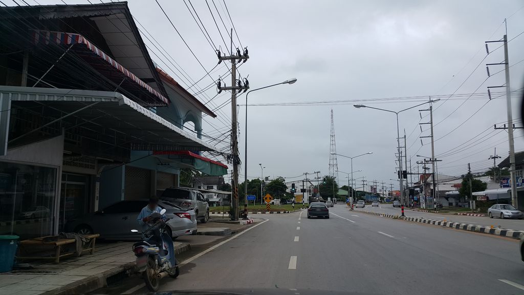 ภาพถนนตรงที่ Ployphoto - พลอยโฟโต้สี่แยกสื่อครบวงจร ตั้งอยู่ ถ่ายโดย jrcarlsen พ.ศ. 2559 (2016) · A street-level view of where Ployphoto - พลอยโฟโต้สี่แยกสื่อครบวงจร stands, by jrcarlsen in 2559 (2016)