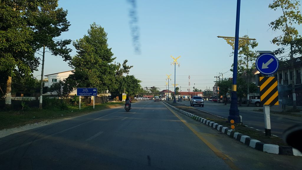 ภาพถนนตรงที่ น้ำดื่ม โอชิน ตั้งอยู่ ถ่ายโดย igorzo พ.ศ. 2562 (2019) · A street-level view of where น้ำดื่ม โอชิน · Nam Duem Ochin stands, by igorzo in 2562 (2019)