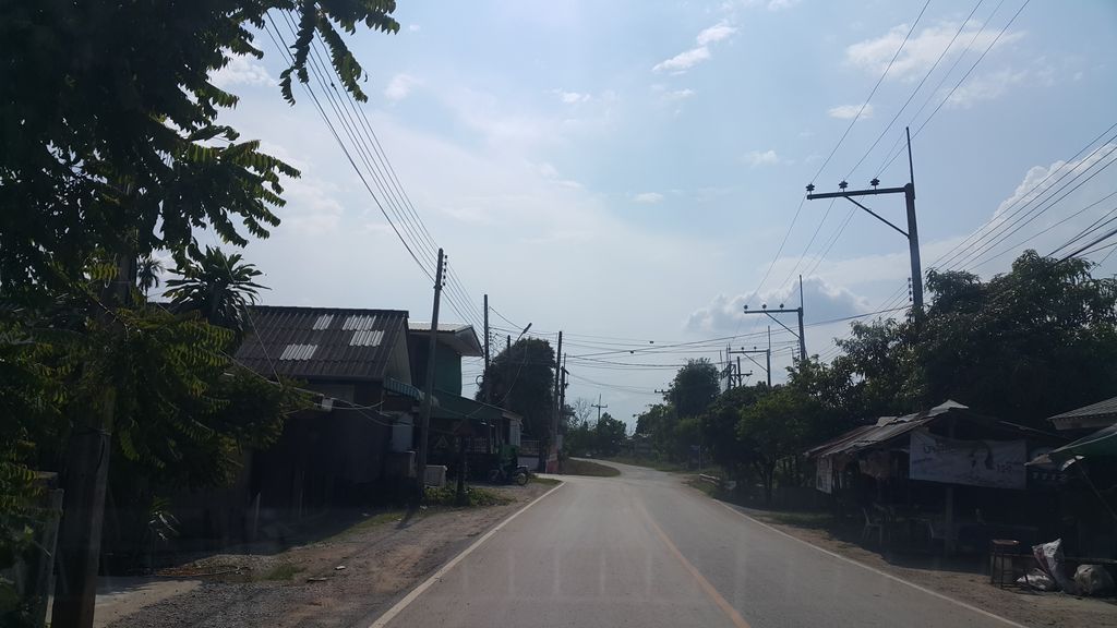 ภาพถนนตรงที่ อู่ช่างหนุ่ย ตั้งอยู่ ถ่ายโดย jrcarlsen พ.ศ. 2560 (2017) · A street-level view of where อู่ช่างหนุ่ย · Uchangnui stands, by jrcarlsen in 2560 (2017)