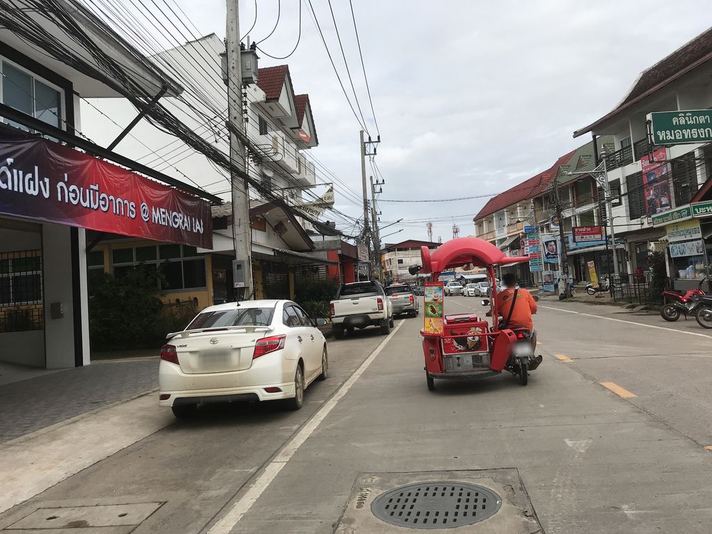 ภาพถนนตรงที่ ก๋วยเตี๋ยวไก่ตุ๋น ตั้งอยู่ ถ่ายโดย kiw พ.ศ. 2561 (2018) · A street-level view of where ก๋วยเตี๋ยวไก่ตุ๋น · Kuaitiao Kaitun stands, by kiw in 2561 (2018)